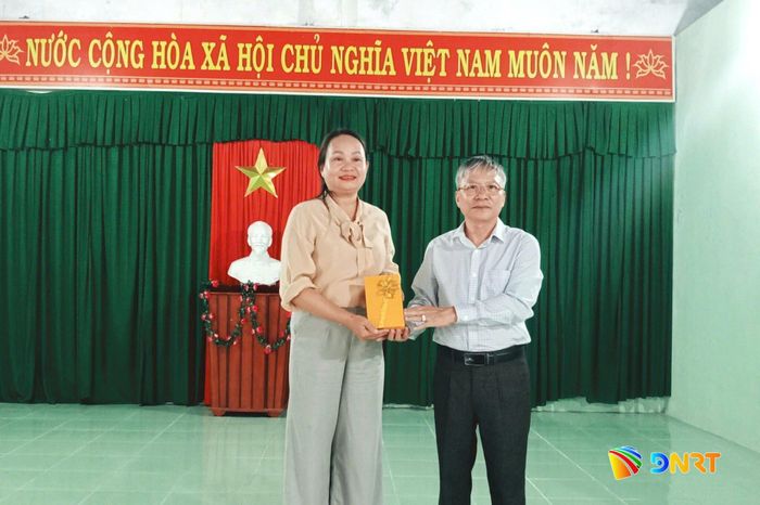Chủ tịch HĐND thành phố Nguyễn Đức Dũng tặng quà cho Chi bộ thôn Xuân Lư. Ảnh: DUY THÁI