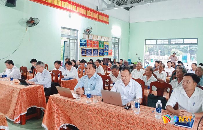 Lãnh đạo thành phố, xã Quế Sơn Trung cùng các đảng viên Chi bộ thôn Xuân Lư tham gia sinh hoạt thường kỳ. Ảnh: DUY THÁI