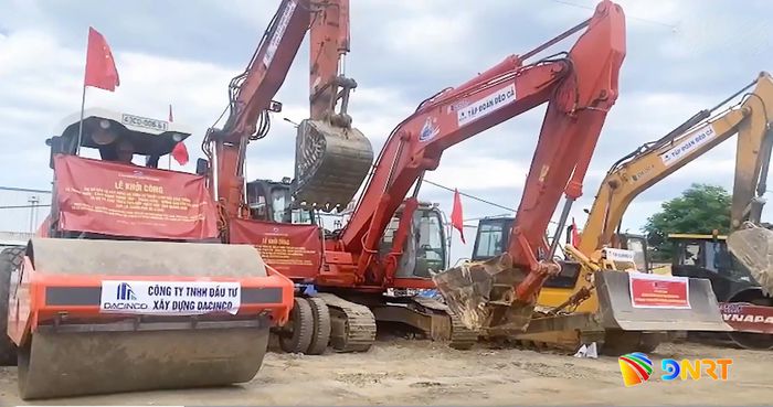 Phương tiện triển khai thi công dự án. Ảnh: THÀNH LÂN