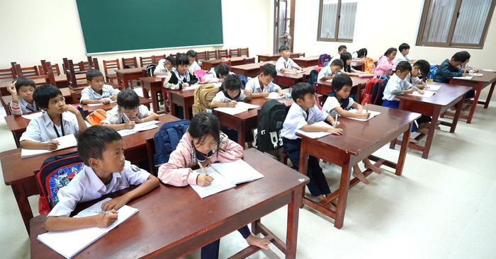 Học sinh Trường Phổ thông nội trú Tiểu học và THCS Avương được học tập trong ngôi trường mới khang trang. Ảnh: HIỀN THÚY