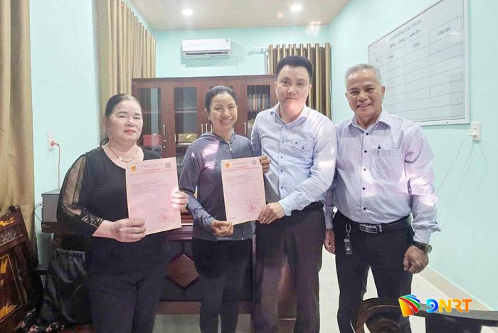 Bà Nguyễn Thị Thế (ngoài cùng bên trái) đã nhận được Giấy chứng nhận quyền sử dụng đất lần đầu sau 43 năm mòn mỏi chờ đợi. Ảnh: TRẦN HẬU