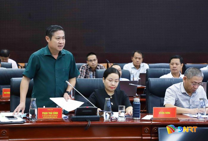 Phó Chủ tịch UBND thành phố Phan Thái Bình phát biểu tại cuộc họp. Ảnh: NGỌC PHÚ