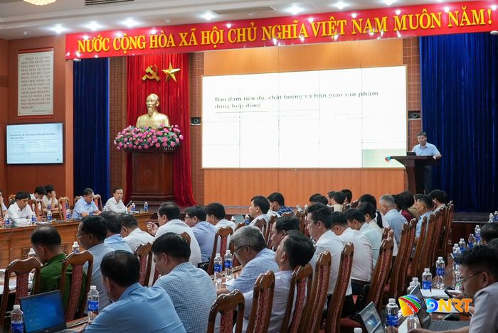 Nhà thầu báo cáo tiến độ thực hiện dự án đo đạc cơ sở dữ liệu đất đai. Ảnh: HỒ QUÂN