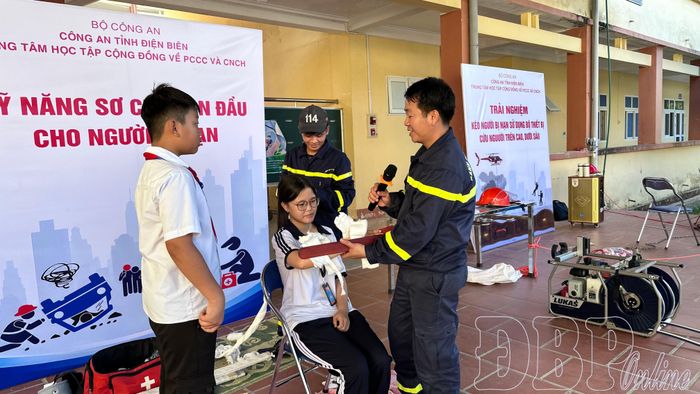 Cán bộ Phòng Cảnh sát PCCC&CNCH hướng dẫn học sinh kỹ năng sơ cứu ban đầu.