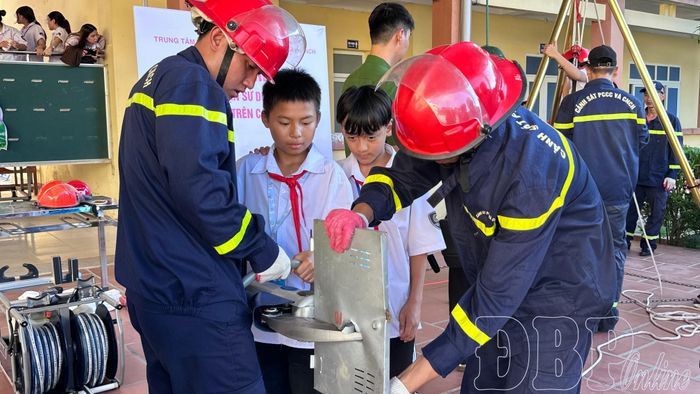 Hoạt động trải nghiệm giúp học sinh nâng cao ý thức phòng ngừa cháy, nổ trong trường học.