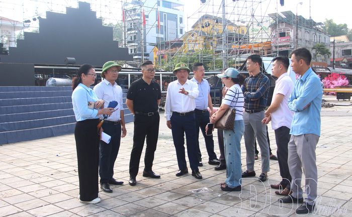 Đoàn rà soát công tác chuẩn bị lễ khai mạc ngày hội.