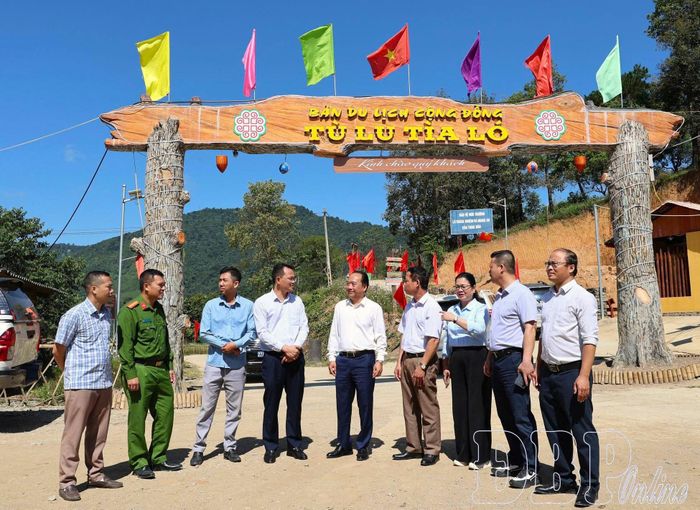 Phó Chủ tịch UBND tỉnh Nguyễn Minh Phú kiểm tra công tác chuẩn bị ngày hội tại bản du lịch cộng đồng Tù Lu Tìa Ló.
