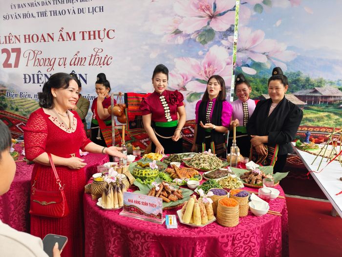 Chủ thể hoạt động dịch vụ giới thiệu ẩm thực địa phương tại Chợ du lịch Mường Thanh.