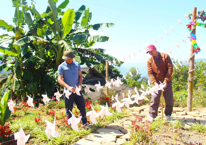 Người dân bản Tù Lu Tìa Ló chỉnh trang khuôn viên bản.