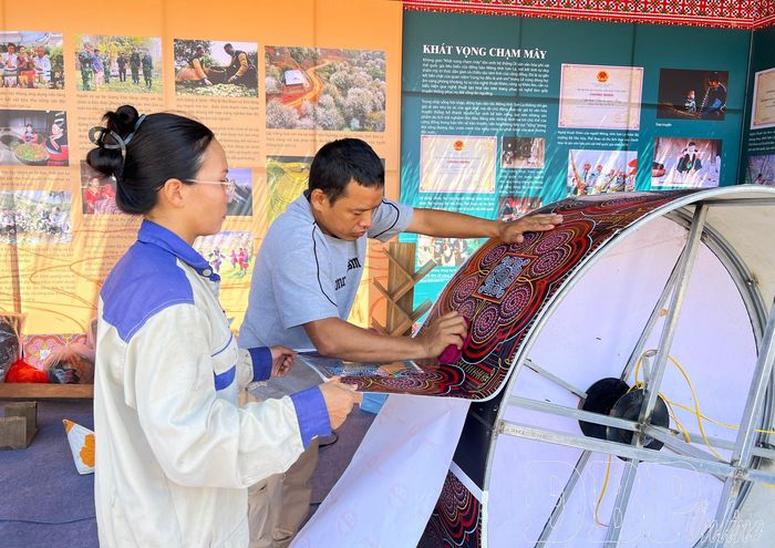 Không gian trưng bày văn hóa của tỉnh Sơn La dần hoàn thiện với những hình ảnh gắn liền với văn hóa dân tộc Mông.