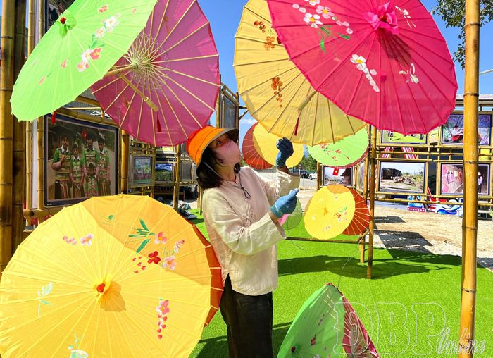 Khu trưng bày chuyên đề “Đặc trưng văn hóa dân tộc Mông trong cộng đồng văn hóa các dân tộc Việt Nam” đang hoàn thiện khâu trang trí.