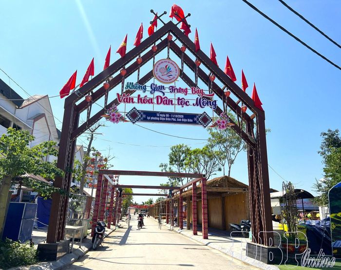 Không gian trưng bày văn hóa dân tộc Mông tại phố đi bộ Mường Thanh.