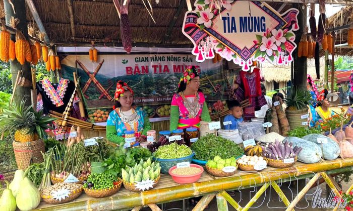 Người Mông trên địa bàn xã Pu Nhi gắn phát triển du lịch với quảng bá sản phẩm đặc sản địa phương.