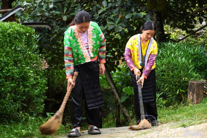 Người dân bản Huổi Nhả giữ gìn cảnh quan, bảo vệ môi trường bản sạch sẽ.