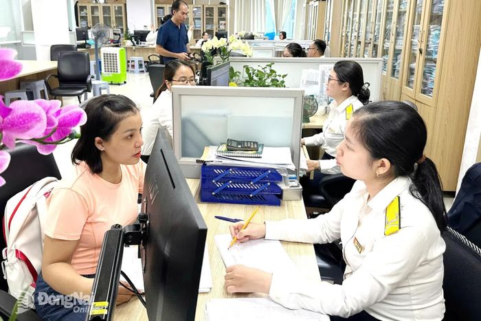 Người nộp thuế làm thủ tục tại Thuế cơ sở 3.