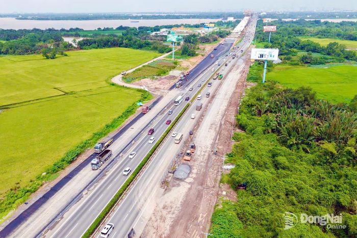 Thi công Dự án Mở rộng đoạn cao tốc Thành phố Hồ Chí Minh - Long Thành. Ảnh: Phạm Tùng