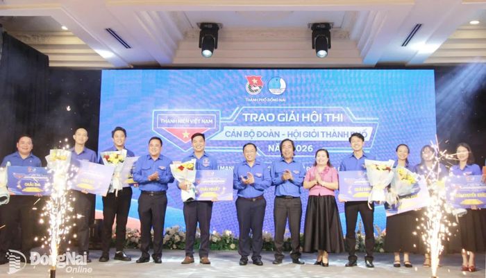 Các đại biểu chúc mừng thí sinh đoạt giải tại hội thi. Ảnh: Nga Sơn