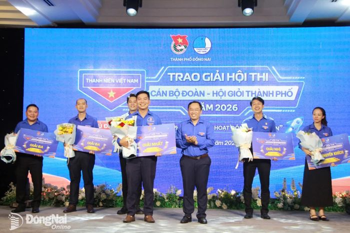 Thành ủy viên, Phó Chủ tịch Ủy ban MTTQ Việt Nam thành phố, Bí thư Thành đoàn Nguyễn Minh Kiên trao giải cho các thí sinh tại hội thi. Ảnh: Nga Sơn