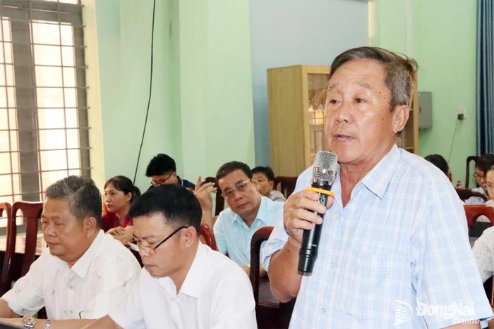 Cử tri phát biểu ý kiến tại buổi tiếp xúc. Ảnh: Quang Minh