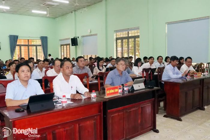 Lãnh đạo các đơn vị, sở ngành, địa phương và cử tri 2 xã tham dự buổi tiếp xúc. Ảnh: Quang Minh