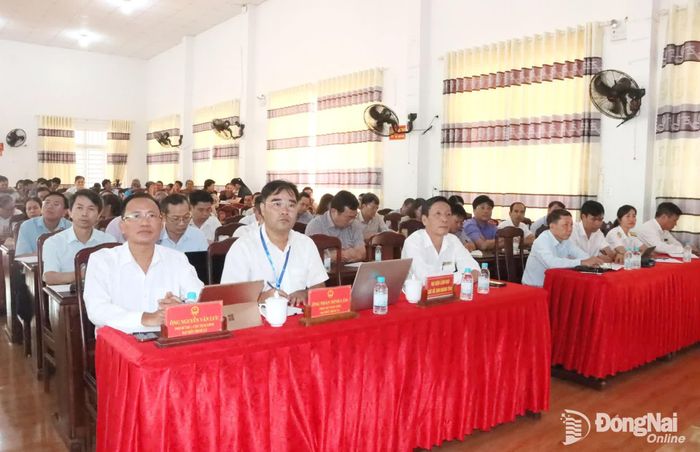 Lãnh đạo các đơn vị, sở, ngành, địa phương và cử tri các xã Nghĩa Trung và Phú Trung dự buổi tiếp xúc. Ảnh: Quang Minh