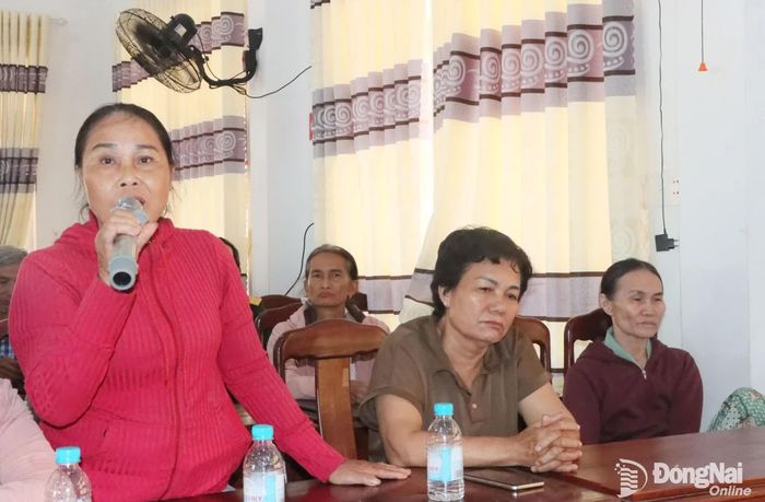 Cử tri xã Nghĩa Trung phát biểu ý kiến tại buổi tiếp xúc. Ảnh: Quang Minh