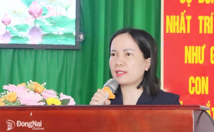 Bà Trương Thị Diệu Thúy, đại biểu Quốc hội hoạt động chuyên trách tại Ủy ban Pháp luật và Tư pháp của Quốc hội tiếp thu ý kiến cử tri. Ảnh: Quang Minh