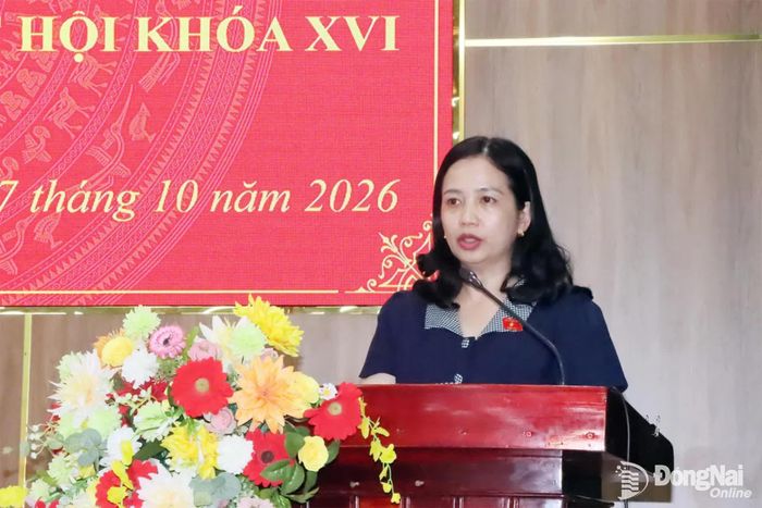 Đại biểu Điểu Huỳnh Sang, Thành ủy viên, Phó Trưởng đoàn chuyên trách Đoàn Đại biểu Quốc hội thành phố tiếp thu ý kiến cử tri. Ảnh: Quang Minh