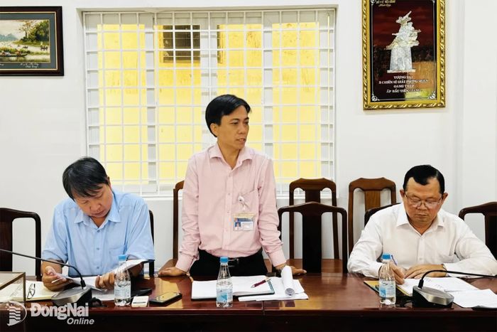 Phó Giám đốc CDC Đồng Nai Trần Ngọc Quang báo cáo tại cuộc họp. Ảnh: Hạnh Dung