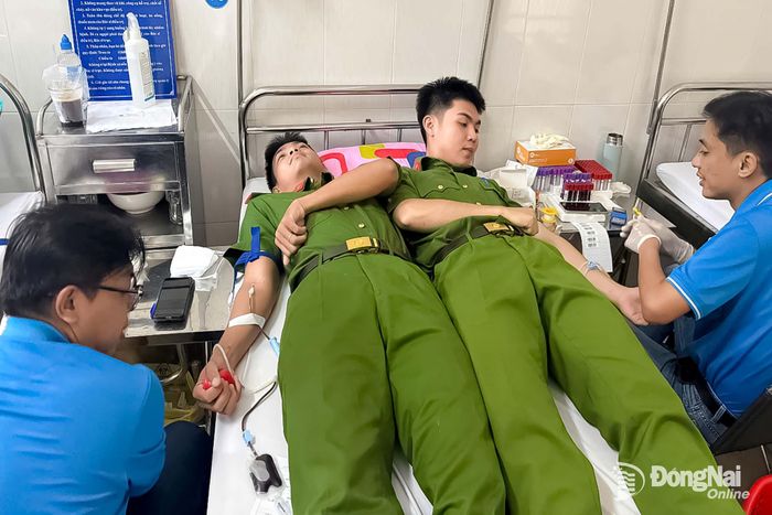 Cán bộ, chiến sĩ Đội Chữa cháy và CNCH khu vực 3 tham gia hiến máu tình nguyện.