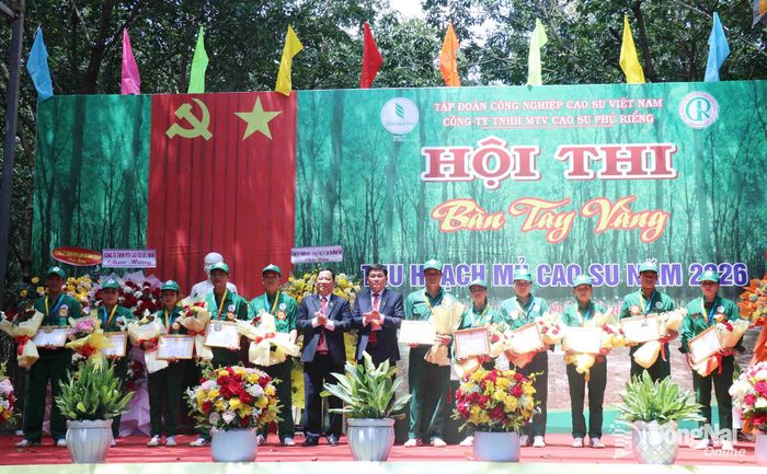 Trao thưởng cho các cá nhân đạt danh hiệu Kiện tướng. Ảnh: Ngọc Huyền