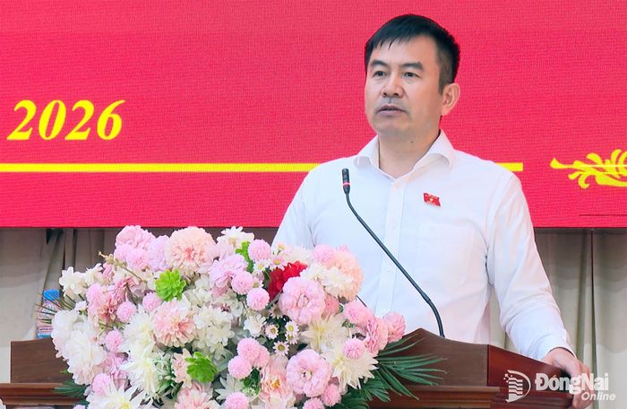 Đại biểu Quốc hội Nguyễn Trung Kiên trả lời kiến nghị của cử tri. Ảnh: Nguyễn Tấn