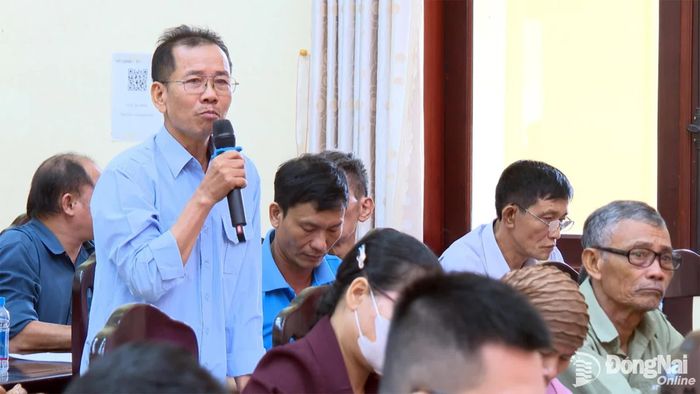 Cử tri phường Tân Khai phát biểu tại hội nghị tiếp xúc cử tri. Ảnh: Nguyễn Tấn