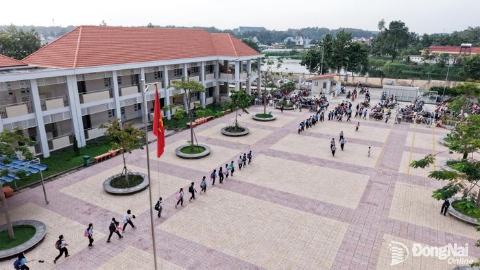 Học sinh xếp hàng ra khu vực phía trước, nơi có phụ huynh chờ đón trong trật tự. Ảnh: Công Nghĩa