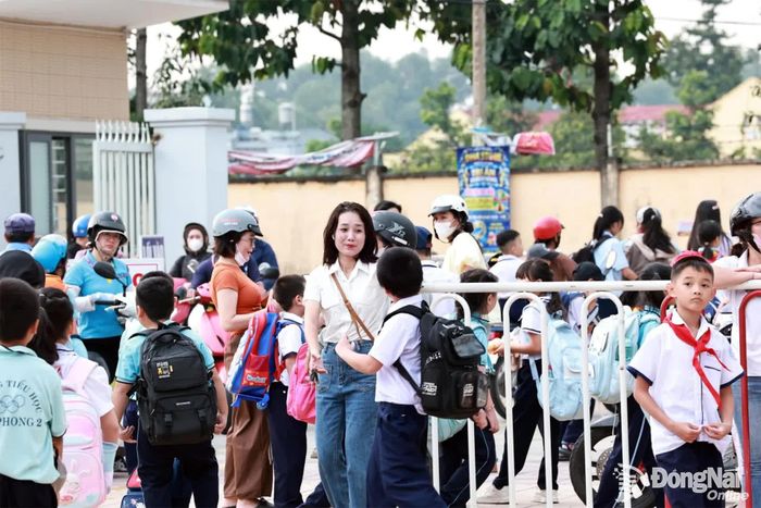 Niềm vui được gặp lại con sau buổi học của phụ huynh. Ảnh: Công Nghĩa