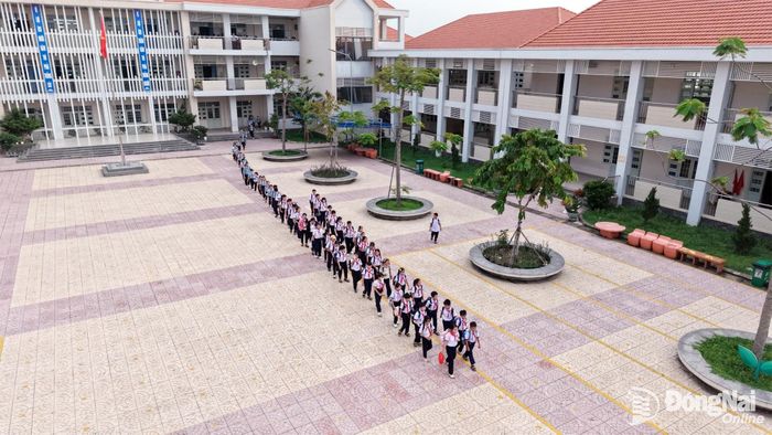 Các em học sinh được rèn luyện tính kỷ luật trong cả giờ tan trường. Ảnh: Công Nghĩa