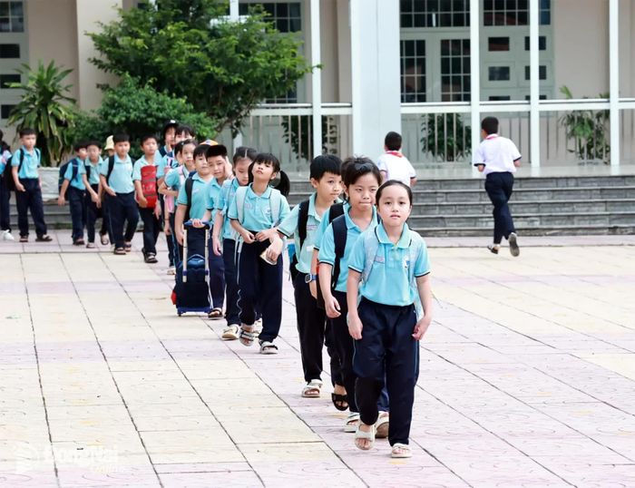 Văn hóa xếp hàng khi tan trường đã được nhà trường chú trọng rèn luyện cho học sinh. Ảnh: Công Nghĩa