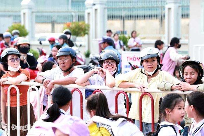Phụ huynh chờ đón con từ trường về nhà. Ảnh: Công Nghĩa