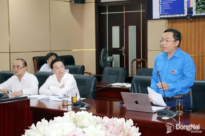 Thành ủy viên, Phó Chủ tịch Ủy ban MTTQ Việt Nam thành phố, Bí thư Thành đoàn Nguyễn Minh Kiên chia sẻ tại buổi làm việc. Ảnh: Hải Quân