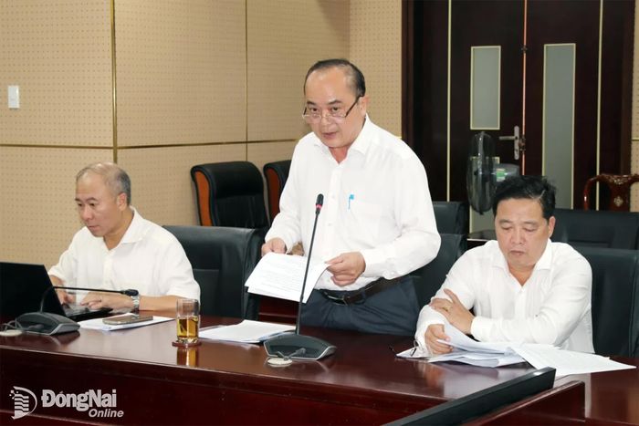 Phó Giám đốc Sở Khoa học và Công nghệ Võ Hoàng Khai báo cáo tiến độ công tác chuẩn bị tổ chức Chương trình DIGIFEST Đồng Nai 2026 tại hội nghị. Ảnh: Hải Quân