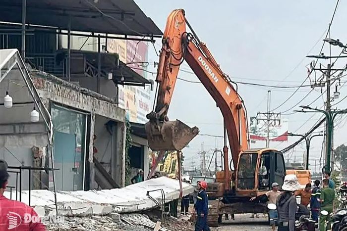 Lực lượng cứu nạn, cứu hộ có mặt tại hiện trường để cứu nạn. Ảnh: CTV