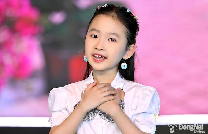Candy Ngọc Hà thể hiện ca khúc Món quà tặng cô của nhạc sĩ Nguyễn Văn Chung, thay lời tri ân trong trẻo của học trò gửi đến cô giáo kính yêu. Ảnh: Minh Huệ