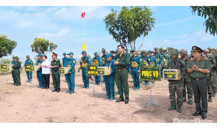 Ban Chỉ đạo diễn tập tỉnh và Ban Tổ chức diễn tập phường An Bình tặng quà cho lực lượng thực binh.