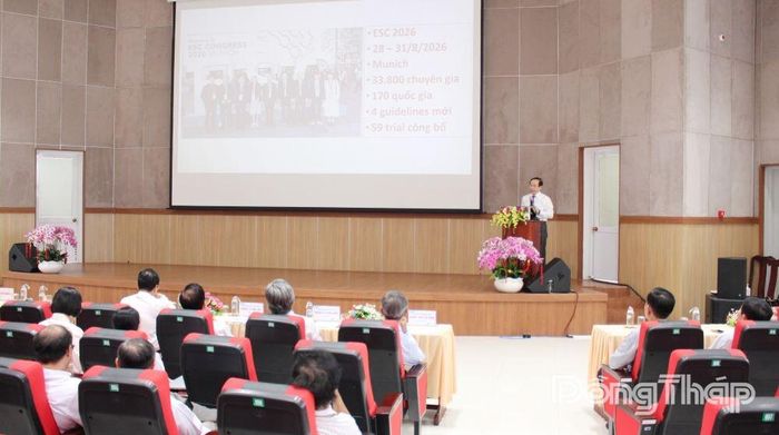 Giáo sư, Tiến sĩ, Bác sĩ Trương Quang Bình, Chủ tịch Phân hội Xơ vữa động mạch Việt Nam và Chủ tịch Hội y học hệ gen báo cáo chuyên đề tại hội thảo.