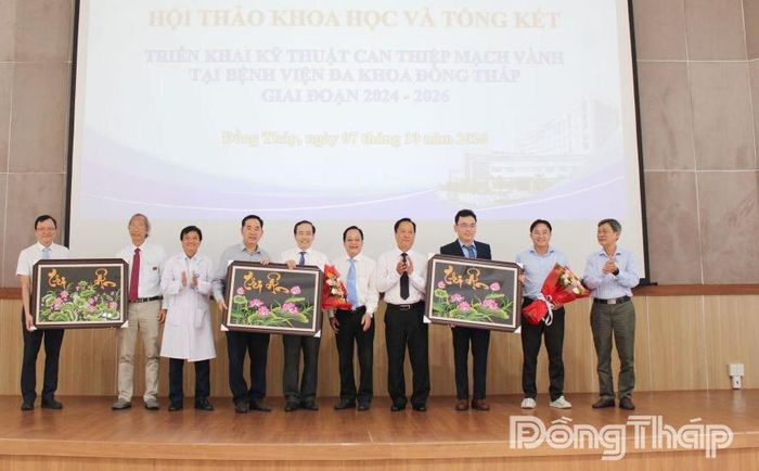 Phó Giám đốc Sở Y tế tỉnh Đồng Tháp Nguyễn Thanh Linh (thứ 6 từ trái sang) cùng Ban Giám đốc Bệnh viện Đa khoa Đồng Tháp tặng quà cảm ơn ê-kíp can thiệp mạch Bệnh viện Đại học Y dược TP. Hồ Chí Minh.