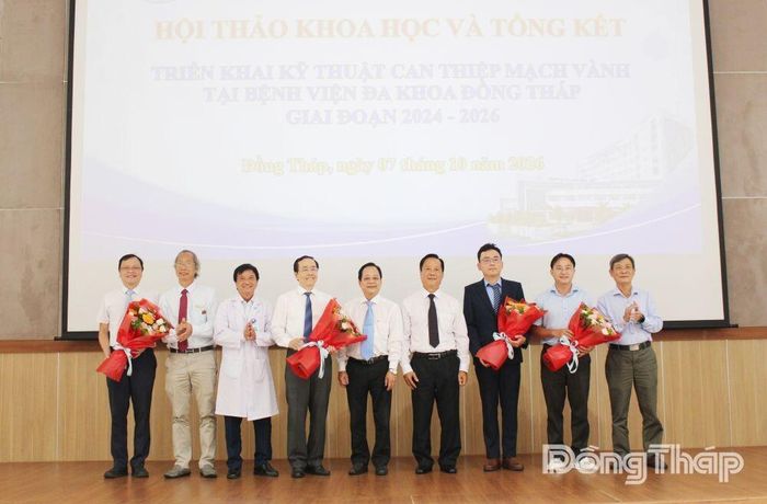 Phó Giám đốc Sở Y tế tỉnh Đồng Tháp Nguyễn Thanh Linh (thứ 5 từ trái sang) cùng Ban Giám đốc Bệnh viện Đa khoa Đồng Tháp tặng hoa cho các báo cáo viên.