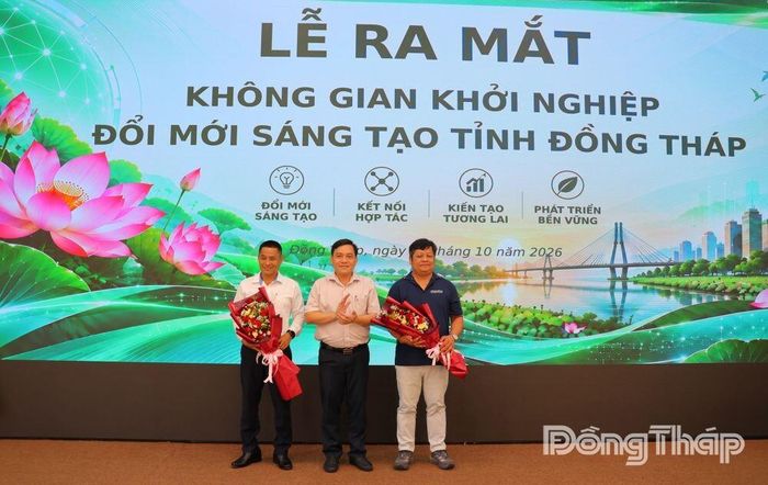 Đồng chí Ngô Huỳnh Quang Thái, Giám đốc Sở Khoa học và Công nghệ tỉnh Đồng Tháp, tặng hoa tri ân các đơn vị tài trợ chương trình.