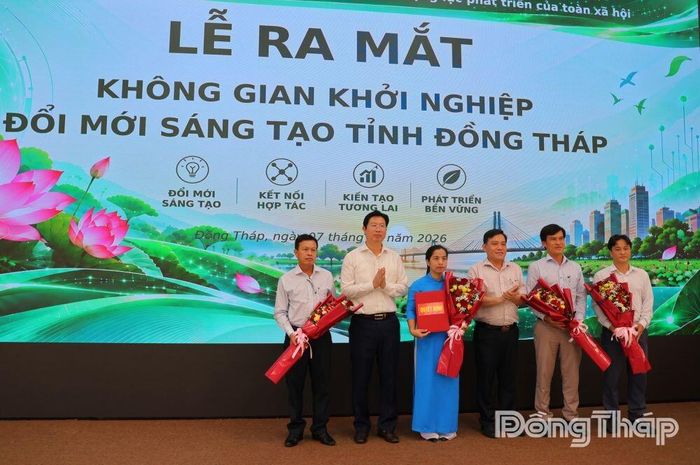 Đồng chí Huỳnh Minh Tuấn, Phó Chủ tịch UBND tỉnh Đồng Tháp và đồng chí Ngô Huỳnh Quang Thái, Giám đốc Sở Khoa học và Công nghệ trao Quyết định, tặng hoa chúc mừng Trung tâm Khởi nghiệp đổi mới sáng tạo và Chuyển đổi số.