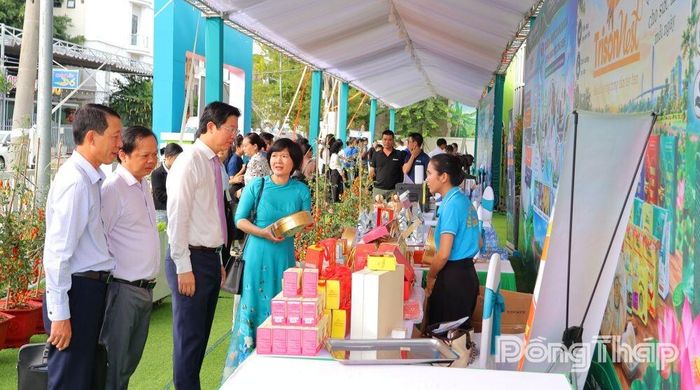 Đồng chí Huỳnh Minh Tuấn, Phó Chủ tịch UBND tỉnh Đồng Tháp (thứ 3 từ trái sang), cùng các đại biểu tham quan gian hàng trưng bày sản phẩm tại Không gian Khởi nghiệp đổi mới sáng tạo.