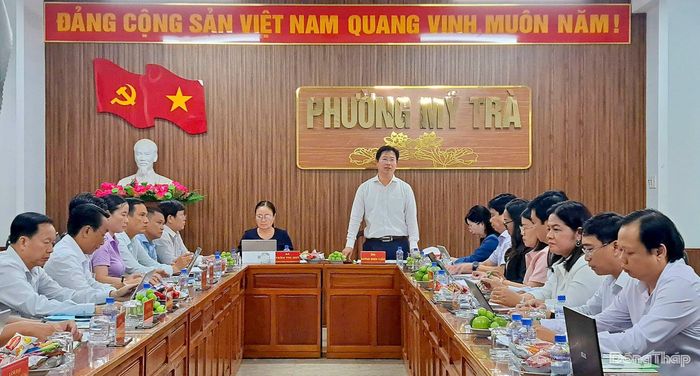 Phó Chủ tịch UBND tỉnh Đồng Tháp Huỳnh Minh Tuấn phát biểu tại buổi làm việc với UBND phường Mỹ Trà.